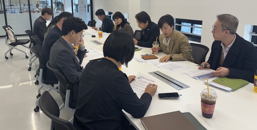 ▲ 광주전남교육행정통합실무준비단 및 전남광주교육행정통합추진단은 지난 12일 나주 진로진학센터 북카페에서 ‘광주‧전남 교육행정통합 제2차 협의회’를 실시하고 있다.ⓒ광주시교육청 제공