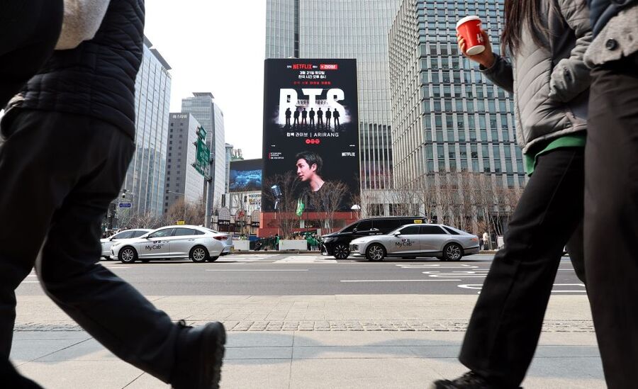 ▲ 방탄소년단(BTS)의 서울 광화문광장 컴백 공연을 열흘 앞둔 11일 서울 종로구 광화문광장 인근 전광판에 BTS 컴백 공연 관련 광고가 보이고 있다. ⓒ뉴시스