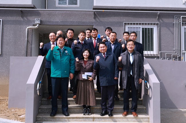 ▲ 신경호 강원특별자치도교육감이 지난 12일 태백교육지원청을 방문해 교직원 주거 여건을 점검하고 폐교 활용 사업 현장을 확인했다. ⓒ태백시