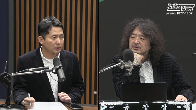 ▲ 지난 10일 유튜브 채널 '김어준의 겸손은 힘들다 뉴스공장'에서 김어준 씨(오른쪽)와 장인수 전 MBC 기자가 '이재명 대통령 공소 취소 거래' 의혹과 관련해 이야기를 나누는 모습. ⓒ'김어준의 겸손은 힘들다 뉴스공장' 캡처