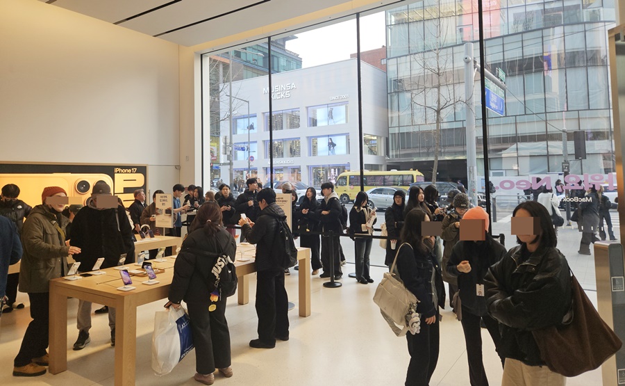 ▲ 애플스토어 홍대에서 소비자들이 대기하고 있는 모습ⓒ윤아름 기자