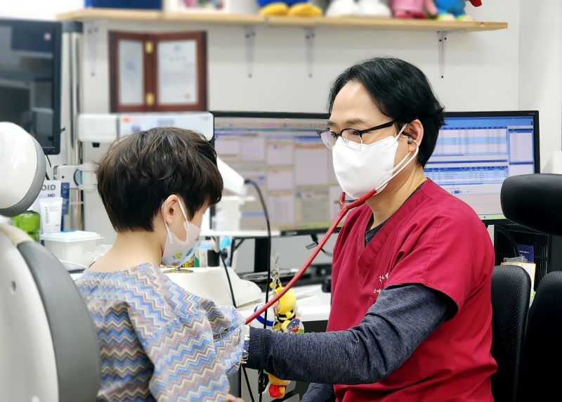 ▲ 신도시이진병원 달빛어린이병원 의료진이 환자를 진료하고 있는 모습.ⓒ아산시
