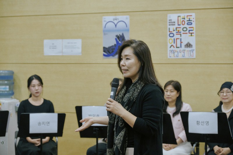 ▲ 2025년 '명동: 낭독으로 잇다' 발표회 현장(강사 문예주 배우).ⓒ국립극단