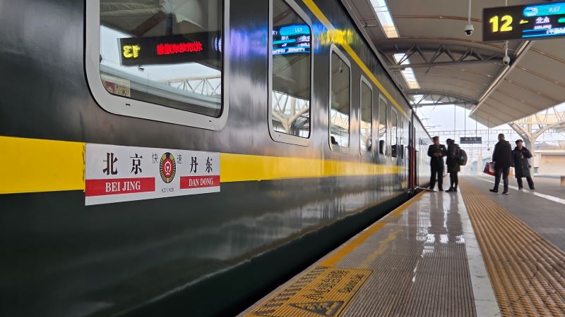 ▲ 북·중 여객열차 운행이 재개된 지난 12일 중국 베이징역 플랫폼에 평양행 열차 K27편이 출발을 앞두고 정차해 있다. 해당 여객열차는 단둥에 도착한 뒤 2량만 평양으로 가게 돼 있어 나머지 차량에는 단둥행이라는 글자가 써있다. ⓒ뉴시스