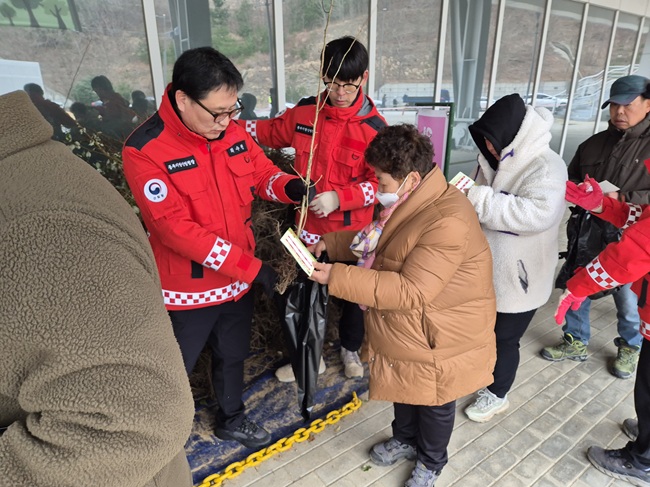 ▲ 최수천 동부지방산림청장이 나무를 나눠주고 있다. ⓒ동부지방산림청