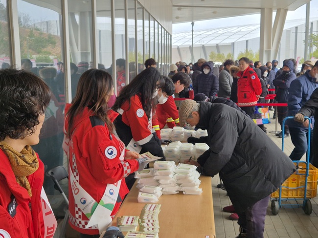 ▲ 산불조심 동참 서명운동 모습. ⓒ동부지방산림청