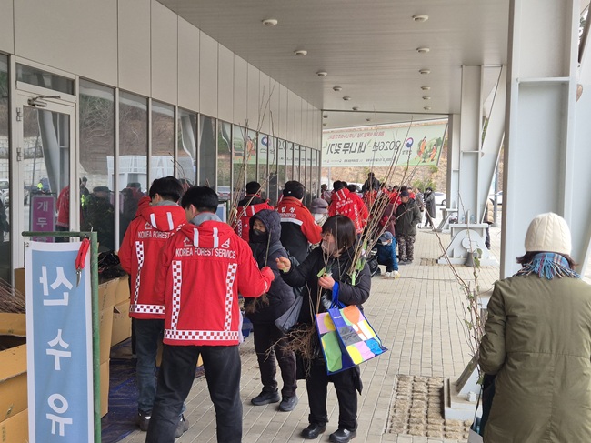 ▲ 내 나무 갖기 행사 전경. ⓒ동부지방산림청