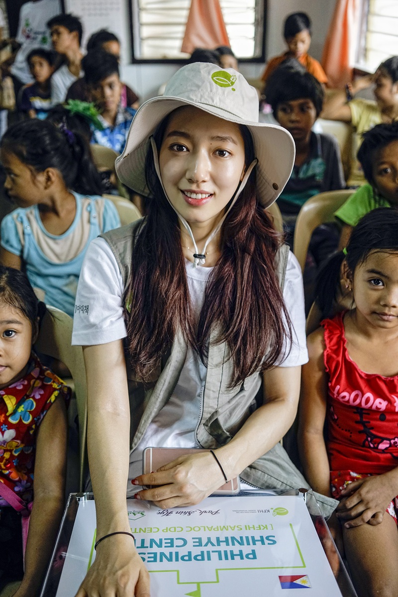 ▲ 기아대책과 함께 필리핀 마닐라 다목적 교육센터 '신혜 센터'를 방문한 박신혜. ⓒ기아대책