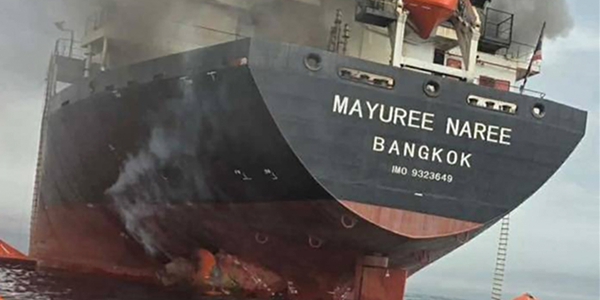 ▲ 11일 호르무즈 해협에서 이란 혁명수비대의 공격을 받은 태국 화물선 마유레나레호에서 검은 연기가 피어오르고 있다. ⓒ연합뉴스