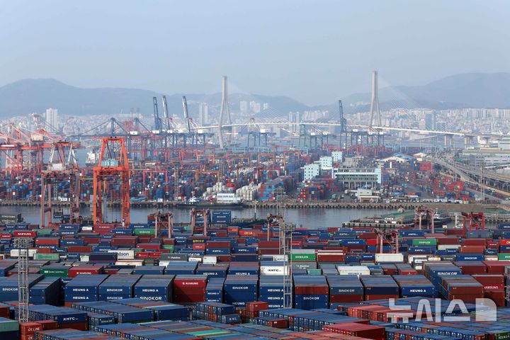 ▲ 부산 남구 신선대(사진 아래) 및 감만(위) 부두 야적장에 수출입 컨테이너가 쌓여 있다. ⓒ뉴시스