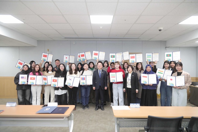 ▲ 춘천시가 13일 시청 민방위교육장에서 '2026 춘천시 명예통역관 위촉식 및 정례회'를 열고 명예통역관 38명을 위촉했다. ⓒ춘천시