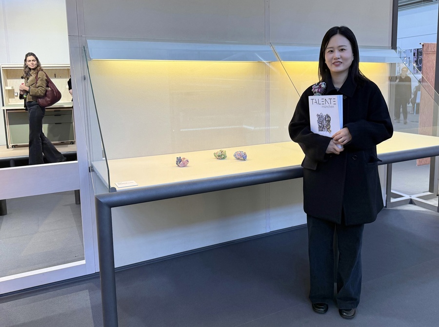 ▲ 계명대 대학원생 정수빈씨가 지난 3월 4일부터 8일까지 독일 뮌헨 국제전시장에서 열린 탈렌테 뮌헨에 초청돼 자신의 작품을 선보였다.ⓒ계명대