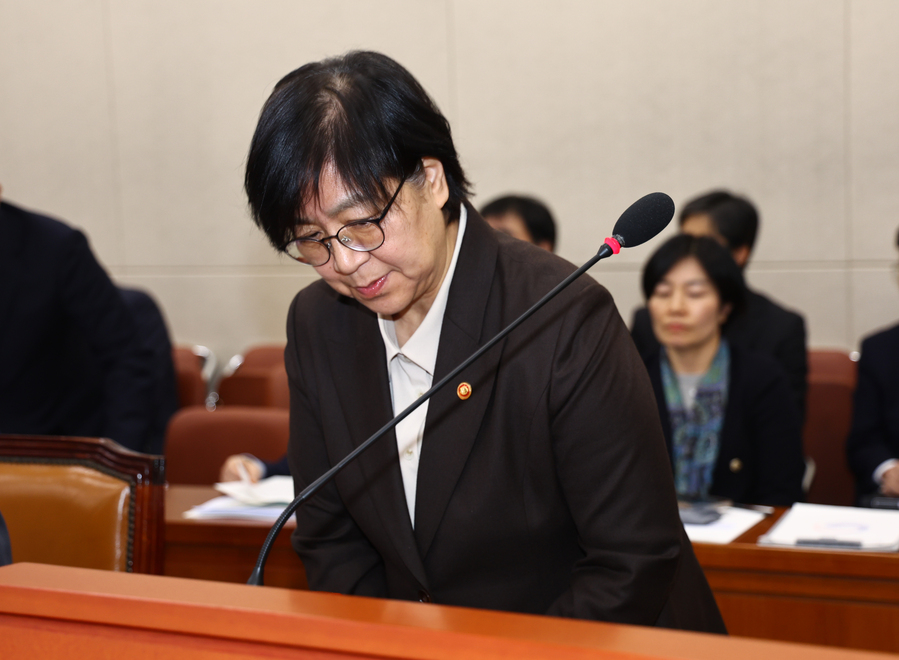 ▲ 정은경 보건복지부 장관이 지난 10일 서울 여의도 국회에서 열린 보건복지위원회 전체회의에서 업무보고를 마치고 인사하는 모습. ⓒ뉴시스