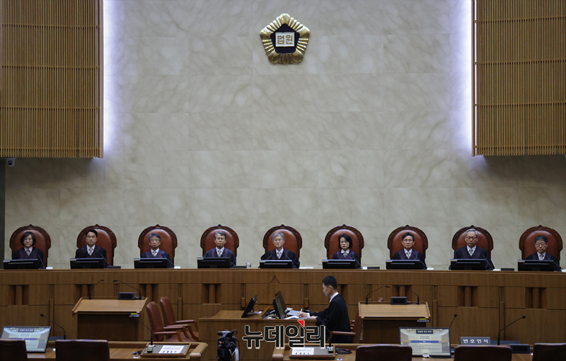 ▲ 조희대 대법원장을 비롯한 대법관들이 지난해 5월 1일 오후 더불어민주당 이재명 대선 후보의 공직선거법 사건 전원합의체 선고를 위해 서울 서초구 대법원 대법정에 입장해 자리에 앉아 있다. (사진=공동취재단)