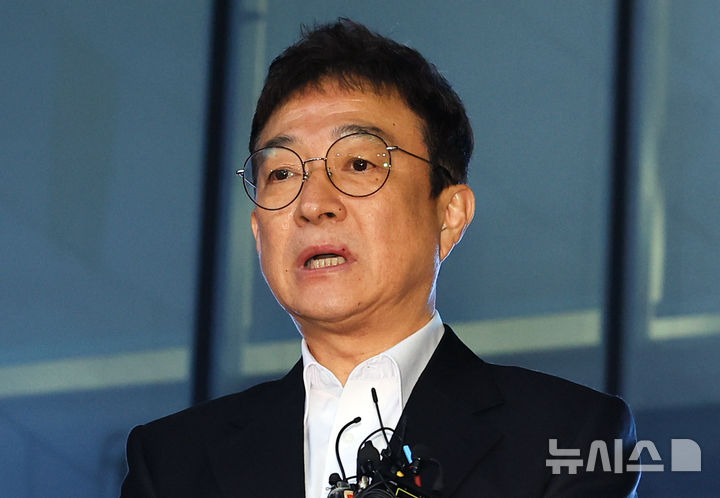 ▲ 도로교통법 위반(음주운전 및 사고 후 미조치) 혐의를 받고 있는 배우 이재룡이 지난 10일 서울 강남경찰서에서 피의자 조사를 마친 뒤 심경을 밝히고 있다. ⓒ뉴시스