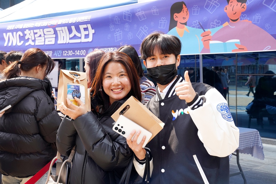▲ 외국인 유학생들이 설렘 패키지를 들고 기뻐하고 있다.ⓒ영남이공대