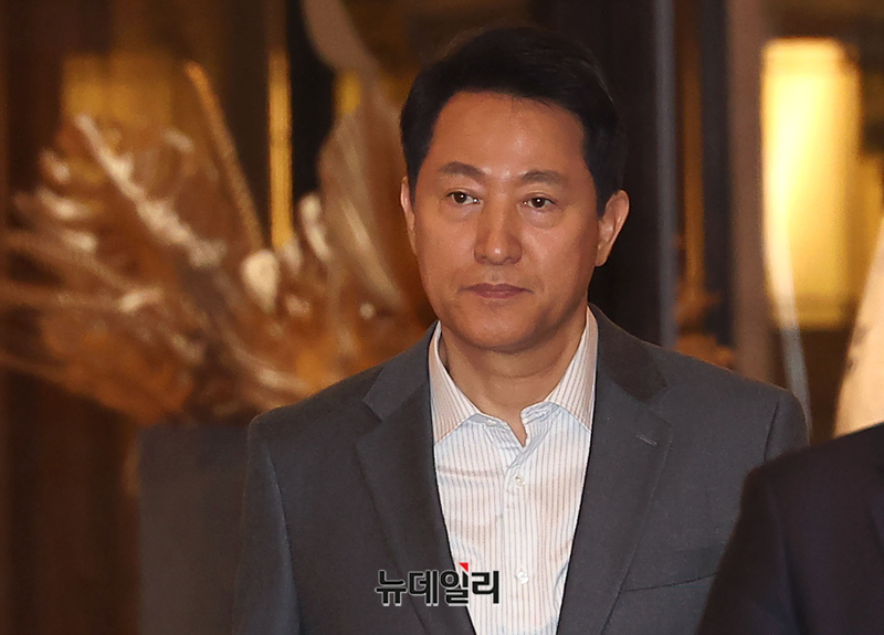 ▲ 오세훈 서울시장이 12일 오후 서울 중구 더플라자호텔 서울에서 열린 2026 하이서울기업 사업 설명회에서 서울시정 특강을 하기 위해 입장하고 있다. ⓒ정상윤 기자