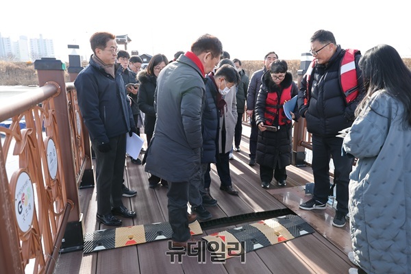 ▲ 부여군의회 ‘반산저수지 수변공원 조성사업 행정사무조사 특별위원회’ 가 현장을 점검하고 있다.ⓒ김경태기자