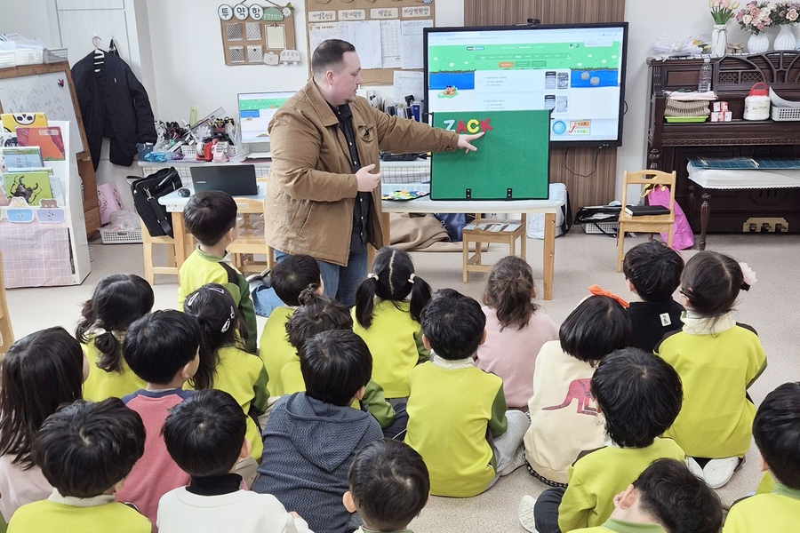 ▲ 3월 9일 대구 옥포읍 옥빛유치원에서 어린이들이 원어민 교사와 함께 알파벳 수업을 듣고 있다. 대구 기초지자체 중 최초로 시행되는 달성군의 '유치원 원어민 영어교실'의 첫 수업 현장이다.ⓒ달성군