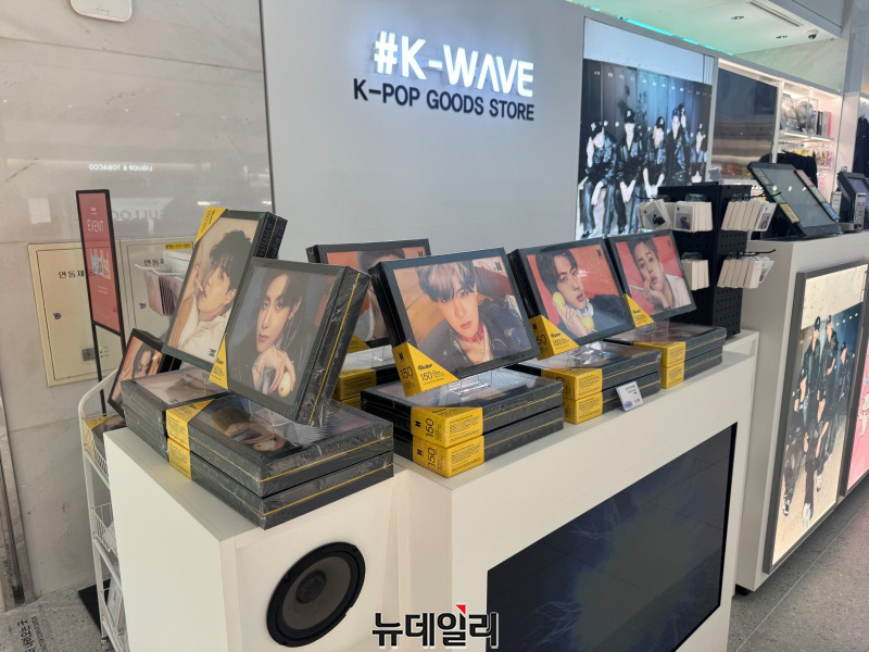 ▲ 13일 오전 서울 중구 명동의 한 백화점 케이팝 스토어에 BTS 관련 상품이 전시돼 있다. ⓒ임찬웅 기자