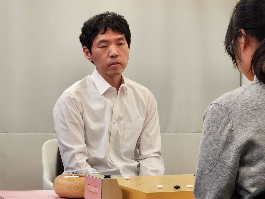 ▲ '디펜딩 챔피언' 이창호 9단과 여자 랭킹 4위 김채영 9단이 2026 블리츠 오픈 결승에서 우승컵을 놓고 맞붙는다.ⓒ한국기원 제공