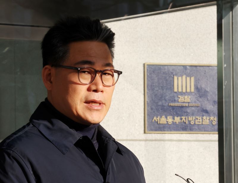 ▲ 백해룡 경정이 지난 1월 14일 서울 송파구 서울동부지방검찰청 앞에서 세관 마약수사 외압 의혹 합동수사단 파견 종료에 대한 소회를 밝히는 모습. ⓒ뉴시스