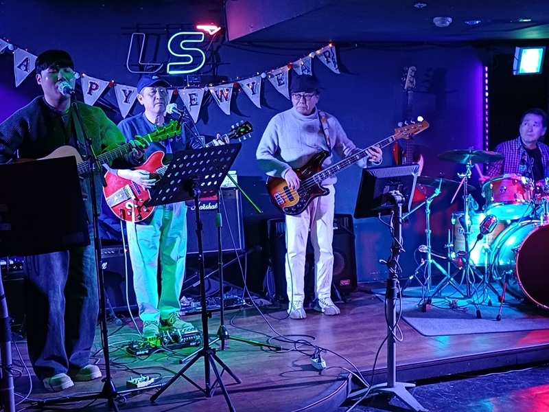 ▲ 라이브카페 '에스 트레인(S-train)'에서 잼 공연을 하고 있는 모습. ⓒ'프렌즈' 앨범 제작팀 / 에이엠지글로벌