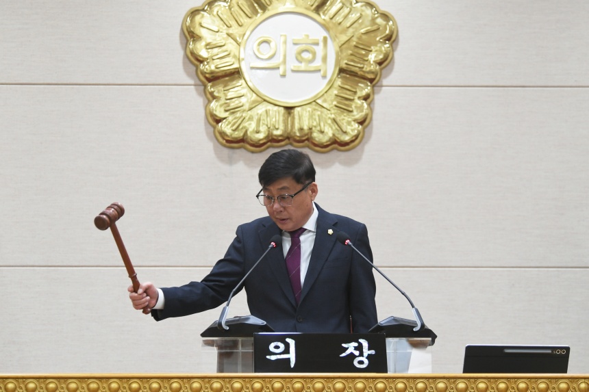 ▲ 윤창철 양주시의회 의장이 제386회 임시회 제2차 본회의를 주재하고 있다ⓒ양주시의회 제공