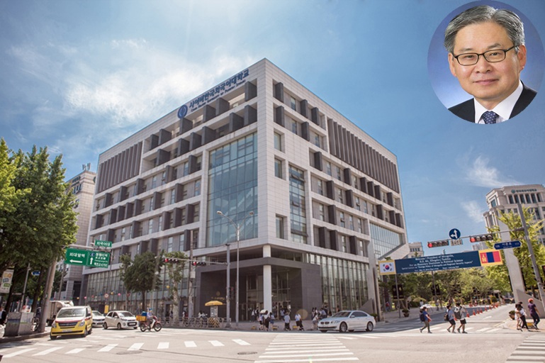 ▲ 사이버한국외국어대학교 전경. 우측 상단은 문휘창 총장.ⓒ사이버한국외대