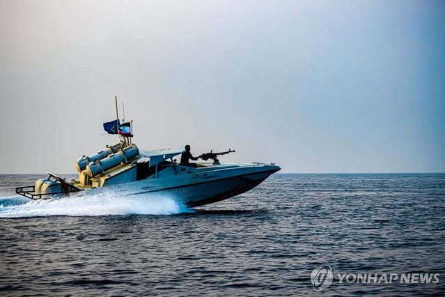 ▲ 이란 이슬람혁명수비대(IRGC)의 고속정 훈련 모습. 출처=EPAⓒ연합뉴스