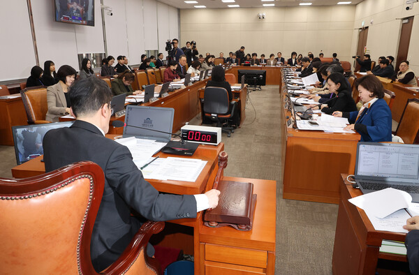 ▲ 국회 보건복지위원회 박주민 위원장이 13일 제2차 전체 회의에서 안건을 상정하고 있다. ⓒ연합뉴스