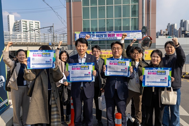 ▲ 김민철 경기도시장상권진흥원장 및 경상원 임직원들이 지난 12일 양평 물맑은시장에서 상인들과 만난 후 기념촬영을 하고 있다. ⓒ경기도시장상권진흥원 제공