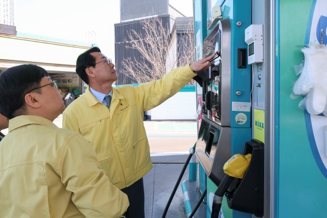 ▲ 주유소 가격을 점검하고 있는 정명근 시장ⓒ화성시 제공