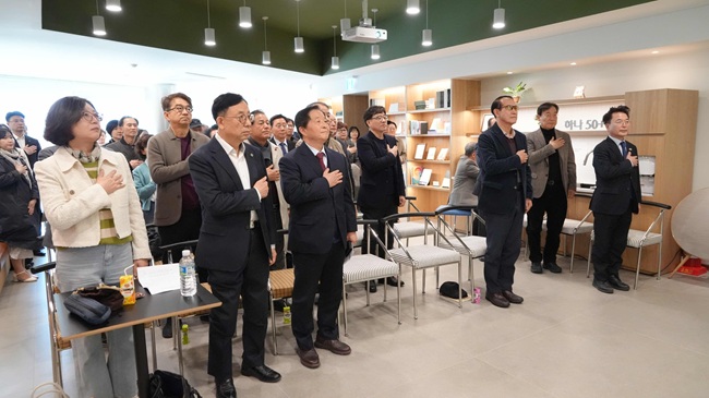 ▲ 육동한 춘천시장이 13일 하나50+컬처뱅크(하나은행 3층)에서 열린 '아름다운 인생학교 U3A 춘천'개교식에 참석해 축사를 했다. 이날 육 시장은 