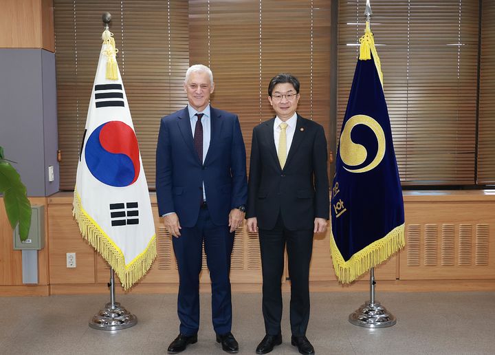 ▲ 이억원 금융위원장이 13일 서울 종로구 정부서울청사에서 빌 윈터스 영국 스탠다드차타드그룹(SC그룹) 글로벌 최고경영자(CEO)와 기념 촬영하고 있다. ⓒ금융위원회