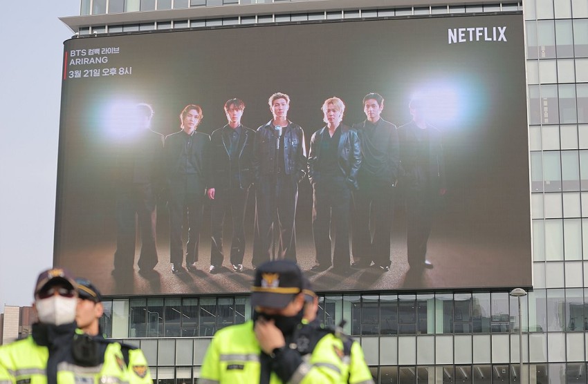 ▲ 서울 광화문광장 KT WEST 사옥 전광판에 오는 21일 열리는 BTS 공연에 대한 홍보 영상이 재생되고 있다.ⓒ연합뉴스