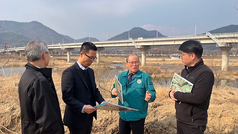 ▲ 이헌창 충북 옥천부군수(왼쪽에서 세 번째)가 주요 현안사업장을 점검하고 있다. ⓒ옥천군