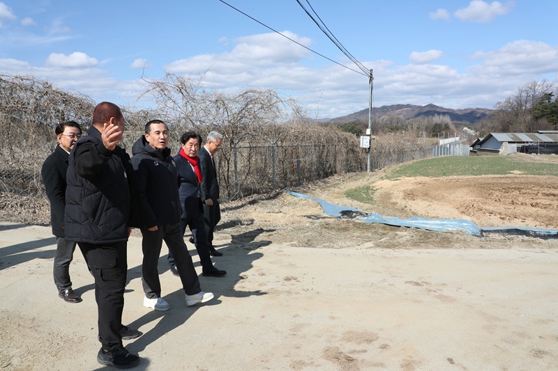 ▲ 횡성군 소재 소규모 농업진흥지역 현장을 방문한 김진태 강원특별자치도지사. ⓒ강원특별자치도