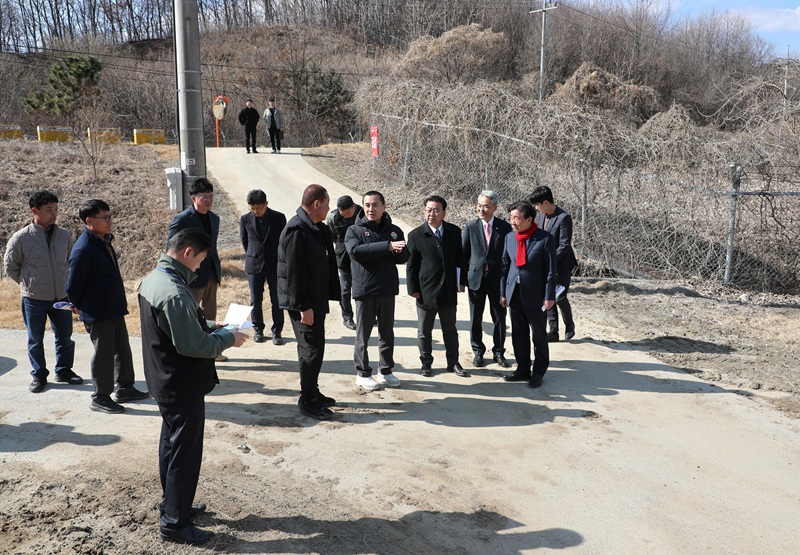 ▲ 횡성군 소재 소규모 농업진흥지역 현장을 방문한 김진태 강원특별자치도지사. ⓒ강원특별자치도