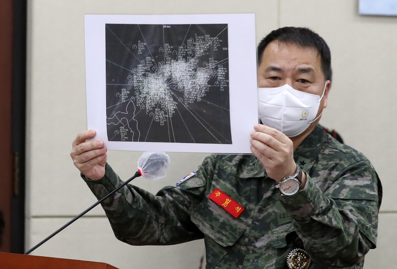 ▲ 2023년 1월 26일 주일석 당시 합참 전비태세검열실장이 서울 여의도 국회에서 열린 국방위원회 전체회의에서 현안보고를 하며 국지방공레이더 전시화면을 들어 보이고 있다. ⓒ뉴시스