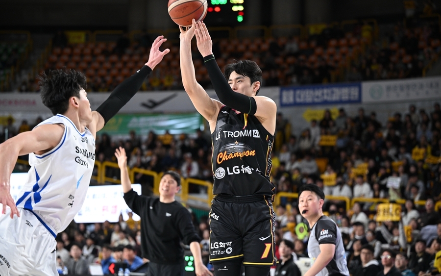 ▲ LG가 삼성을 꺾으며 2연패에서 탈줄, 1위를 수상했다.ⓒKBL 제공