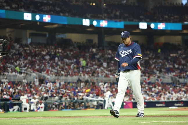 ▲ 도미니카R과 선발투수로 나선 류현진이 1회를 마치고 더그아웃으로 내려가고 있다. /연합뉴스