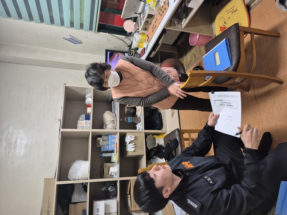 ▲ 장흥소방서가 소방안전관리자 업무수행 사항을 확인하고 있다.ⓒ장흥소방서 제공