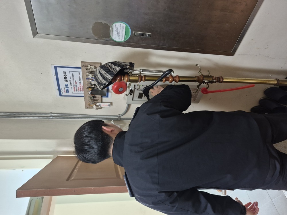 ▲ 장흥소방서가 수신반 예비전원 정상전압을 확인하고 있다.ⓒ장흥소방서 제공