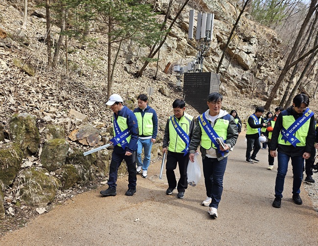 ▲ 춘천도시공사가 14일 구곡폭포 관광지 등 관내 주요 등산로 일원에서 '산불 예방 홍보 캠페인'을 실시했다. ⓒ춘천도시공사