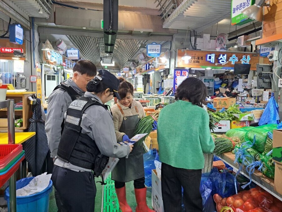 ▲ 신임순경 보이스피싱 예방 홍보 활동ⓒ광산경찰서 제공