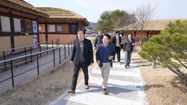 ▲ 육동한 춘천시장이 14일 봄철 행락객 증가를 대비해 김유정문학촌 등 지역 주요 문화·관광시설을 찾아 안전관리 상태를 점검했다. ⓒ춘천시