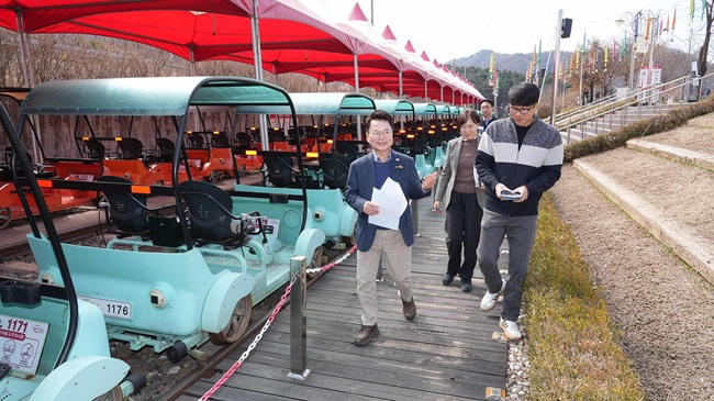 ▲ 육동한 춘천시장이 14일 김유정 레일바이크 등 주요 관광시설을 방문해 시설물 관리 상태와 보행 동선, 안전 제반사항을 살펴봤다. ⓒ춘천시