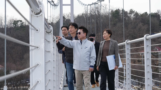 ▲ 육동한 춘천시장이 14일 김유정문학촌을 시작으로 김유정 레일바이크, 의암댐 관리교 자전거도로, 공지천 일원, 소양강 스카이워크, 소양아트서클 등 주요 관광시설을 방문해 시설물 관리 상태와 보행 동선, 안전 제반사항을 살펴봤다. ⓒ춘천시