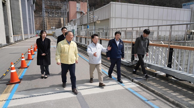 ▲ 육동한 춘천시장이 14일 의암댐 관리교 자전거도로 등 주요 관광시설을 방문해 시설물 관리 상태와 보행 동선, 안전 제반사항을 살펴봤다. ⓒ춘천시